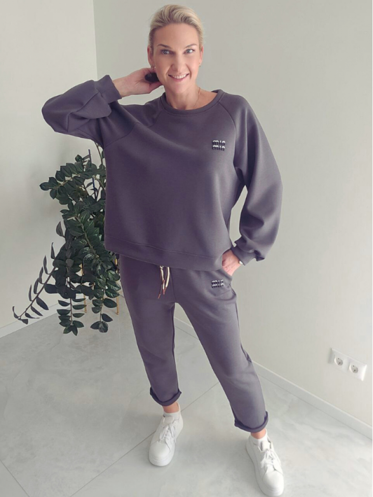 Moteriškas sportinis kostiumėlis su dekoru – pilkas